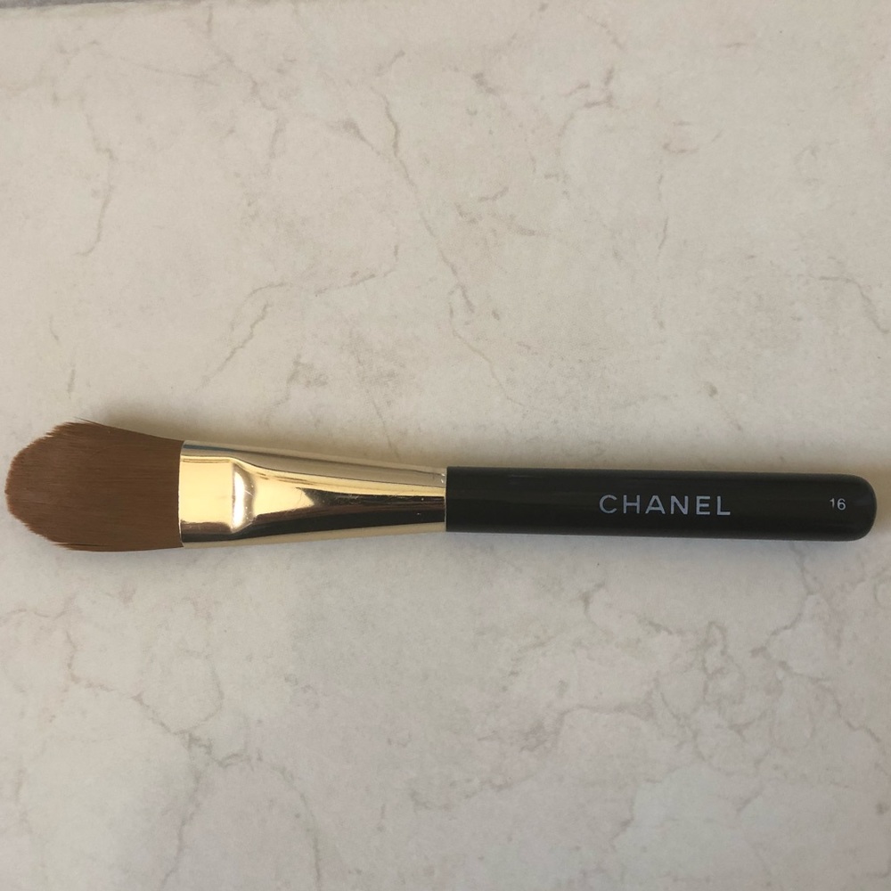 CHANEL #16 Foundation Brush